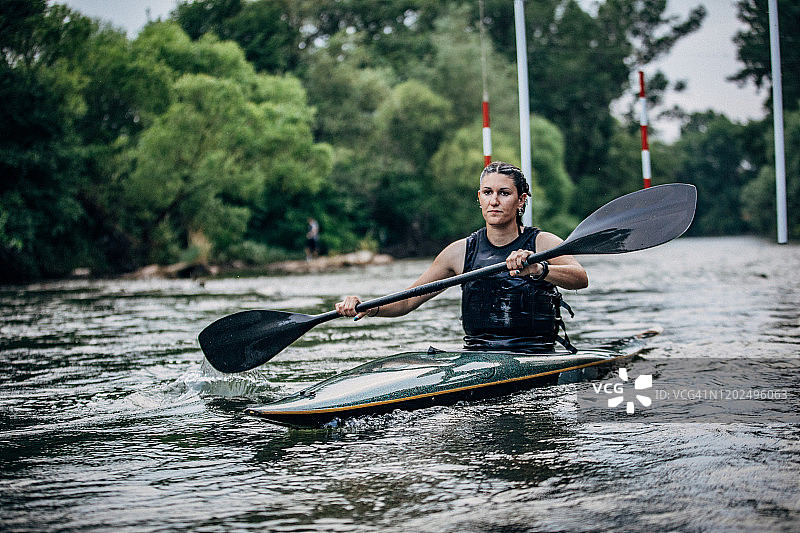 一位美丽的女人在划皮划艇图片素材