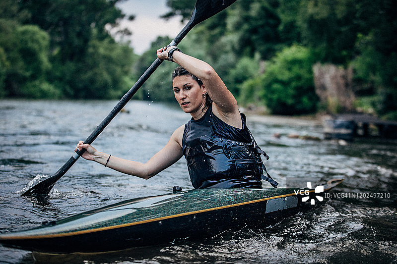 年轻女子在户外划皮划艇图片素材