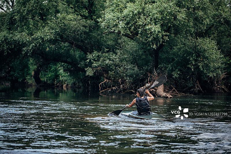 皮划艇上的运动女人图片素材