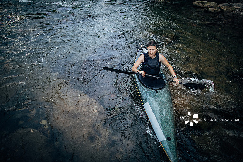一位年轻漂亮的女子在独木舟上图片素材