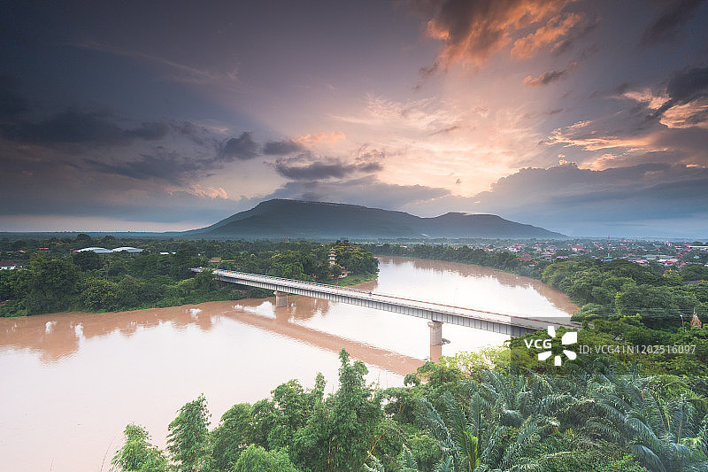 航拍老挝占巴塞巴色湄公河大桥图片素材