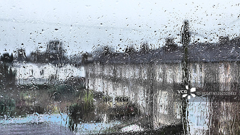 雨中透过窗户看风景图片素材