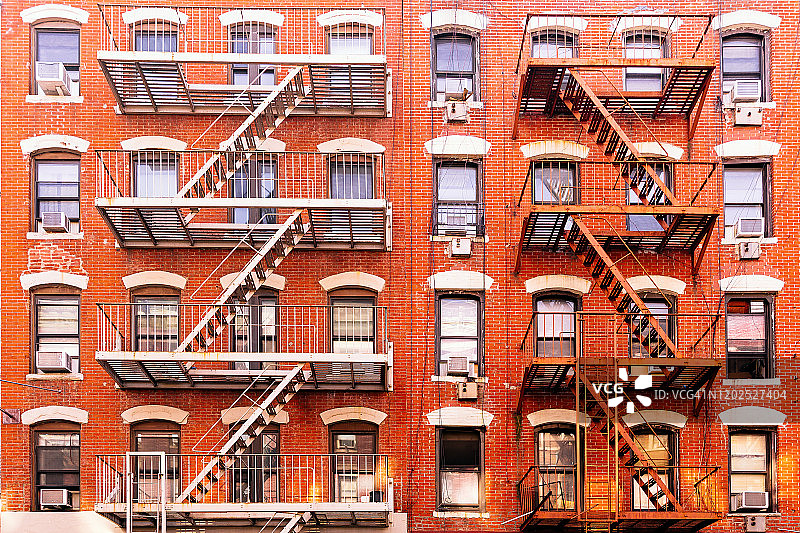 纽约东村住宅楼的消防梯图片素材