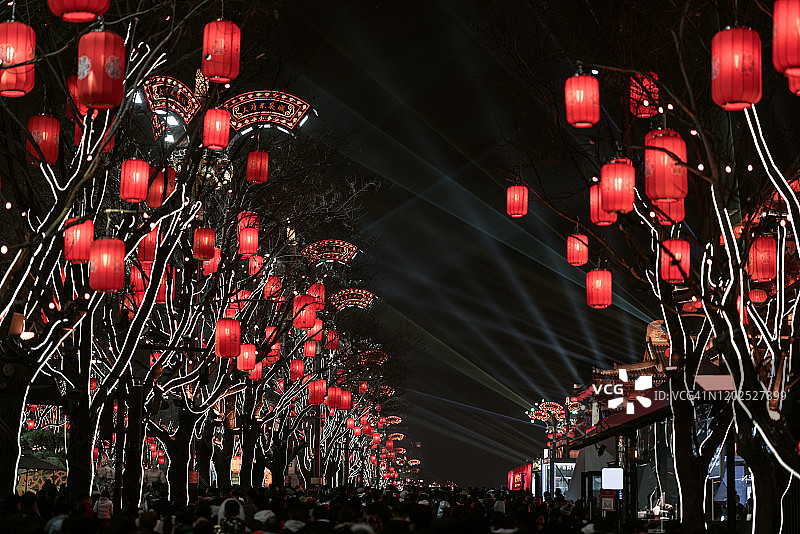 中国西安春节夜景：红灯笼与人群图片素材