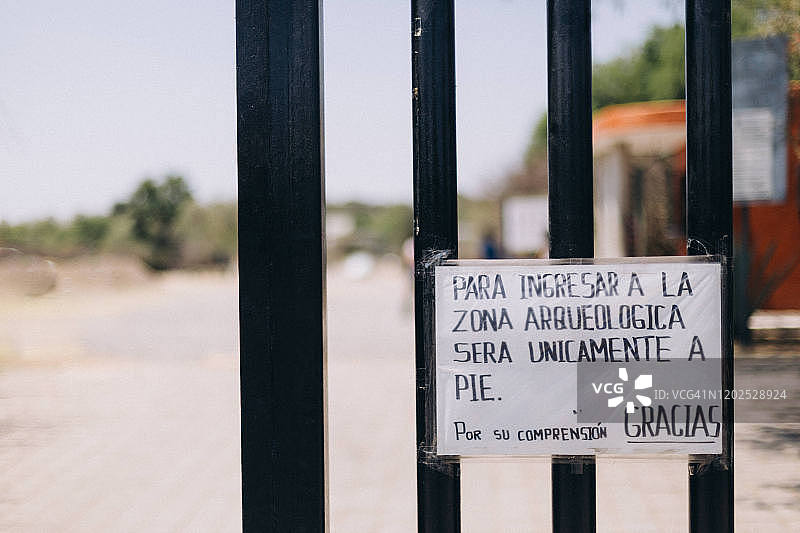 墨西哥克雷塔罗考古区入口处的手写标志图片素材