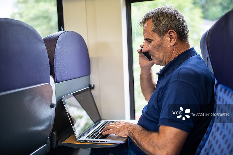 年长的男人在高速列车上同时处理多项任务图片素材