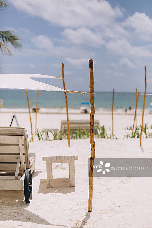 墨西哥图卢姆海滩，可俯瞰海滩和海洋的空沙滩椅和遮阳帆图片素材