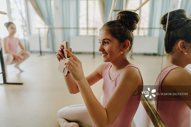 使用智能手机的芭蕾舞演员图片素材