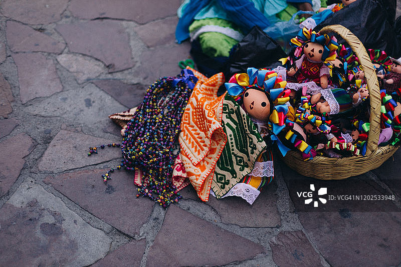 在墨西哥圣米格尔德阿连德街头销售手工艺品的当地女性图片素材