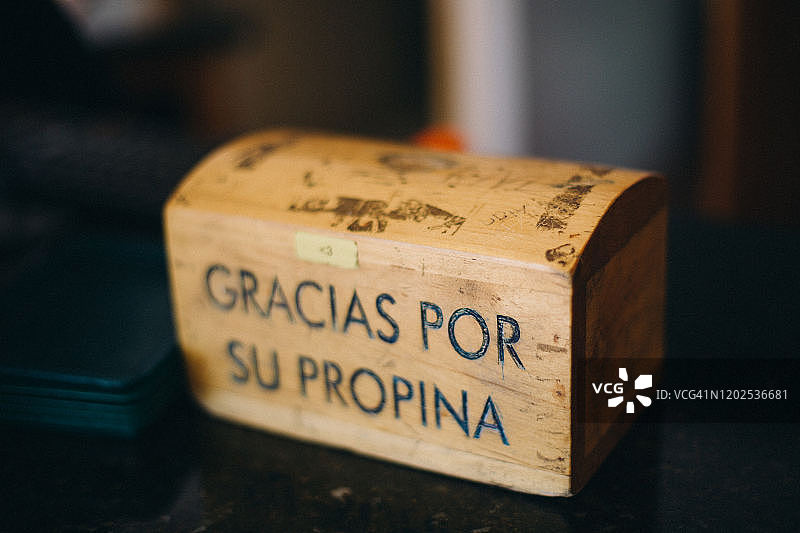 在墨西哥克雷塔罗看到的带有西班牙语书写的木制小费箱图片素材