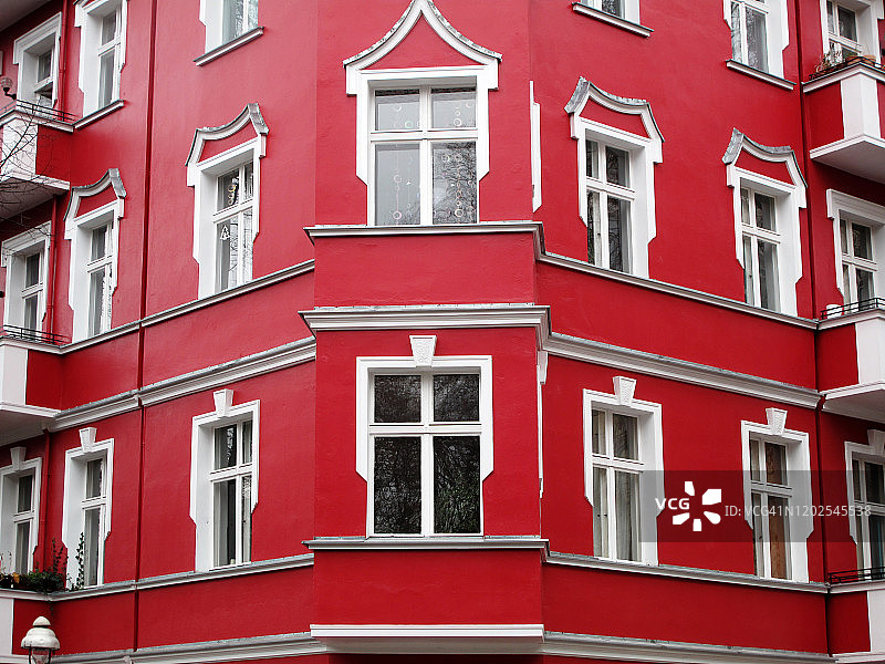 德国柏林新克尔恩区红色住宅楼外墙图片素材
