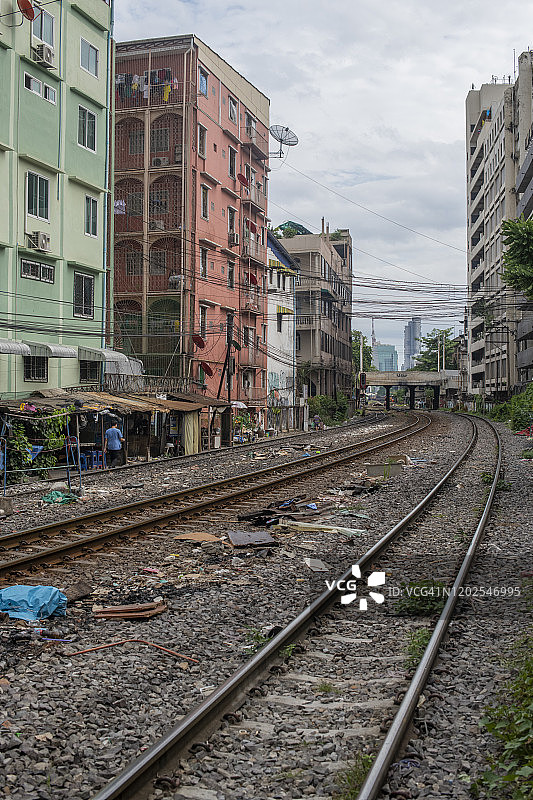 曼谷贫民窟的铁路线图片素材