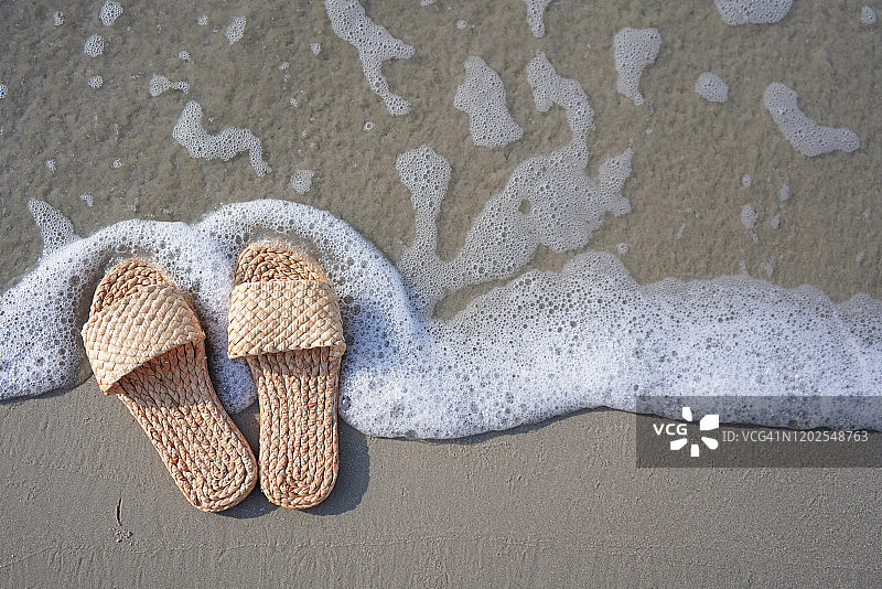 带有海浪气泡的风信子拖鞋图片素材