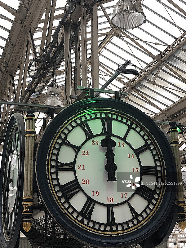 中午12点的滑铁卢火车站时钟（竖版）图片素材