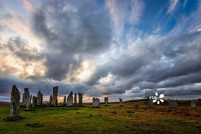 苏格兰刘易斯岛卡拉尼什巨石阵日落景观图片素材