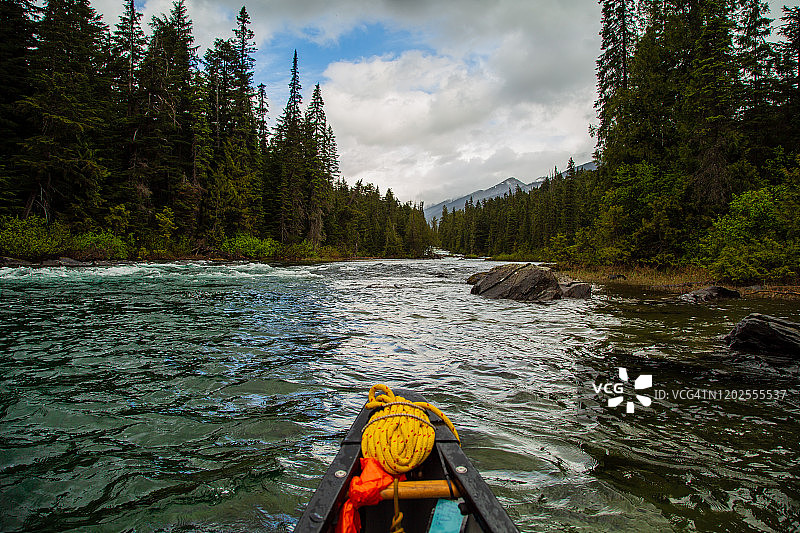 河上的独木舟船头图片素材