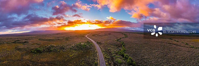 黎明时分通往鲁阿佩胡山的道路，新西兰国家公园图片素材