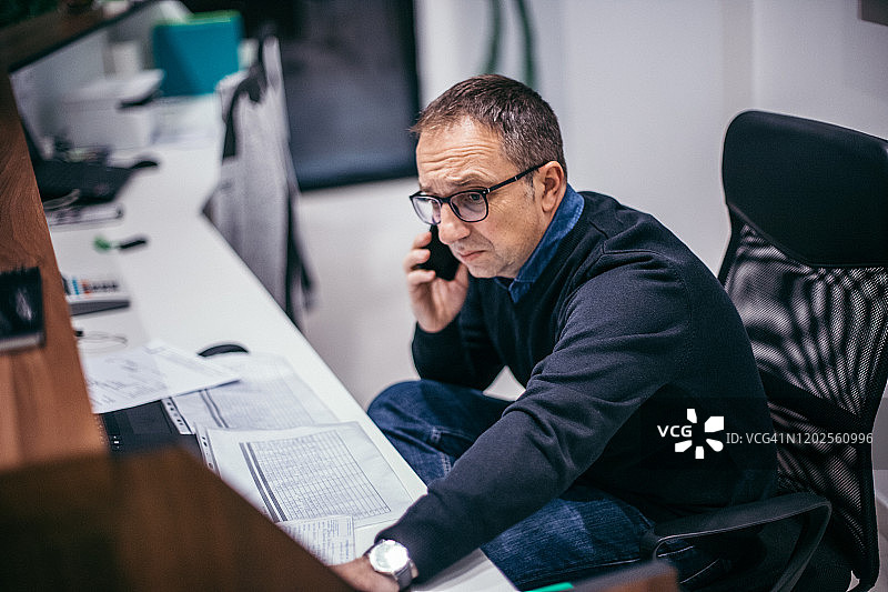 商人正在打电话图片素材