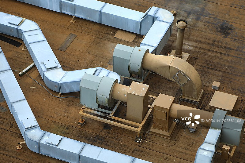 屋顶通风机和通风管道图片素材