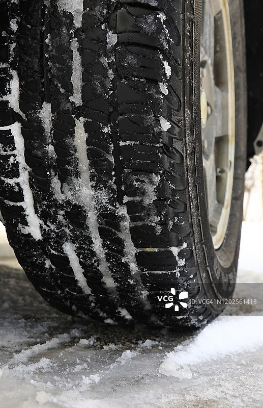 卡车雪地轮胎特写图片素材
