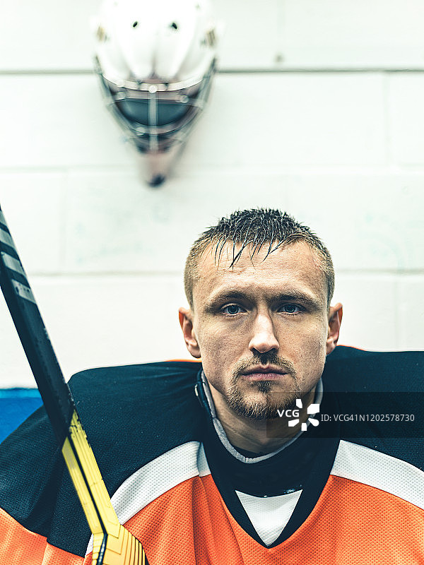 训练后的职业冰球守门员图片素材