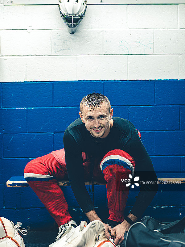 训练后的职业冰球守门员图片素材