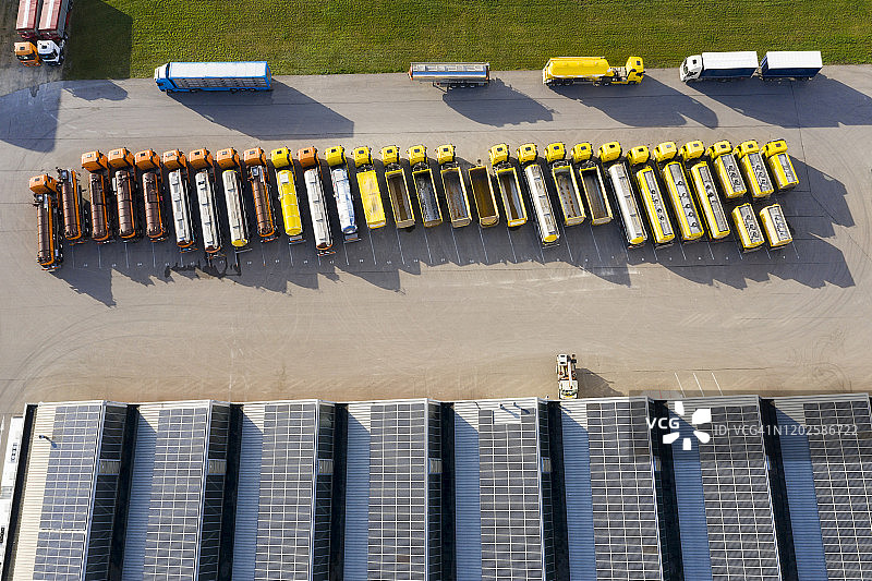 仓库里的大量卡车（航拍视角）图片素材