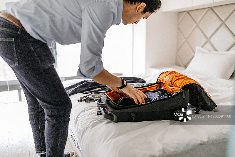 在酒店房间整理行李的商人图片素材