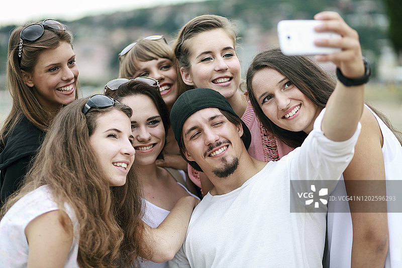 一群年轻人自拍图片素材