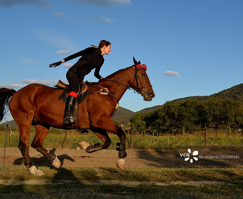 西部快步驰骋图片素材