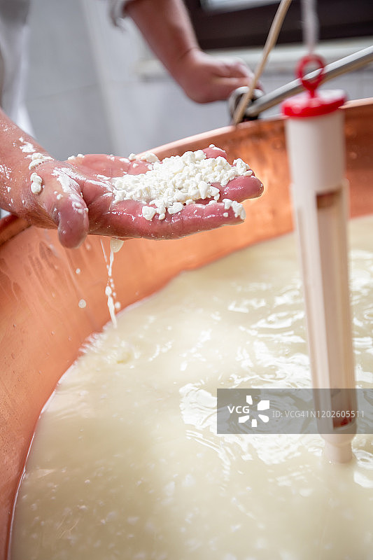 手掌上拿着凝乳的年长男人图片素材