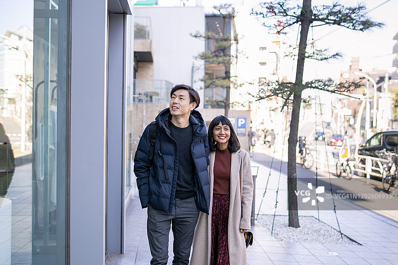 国际情侣在购物街约会图片素材