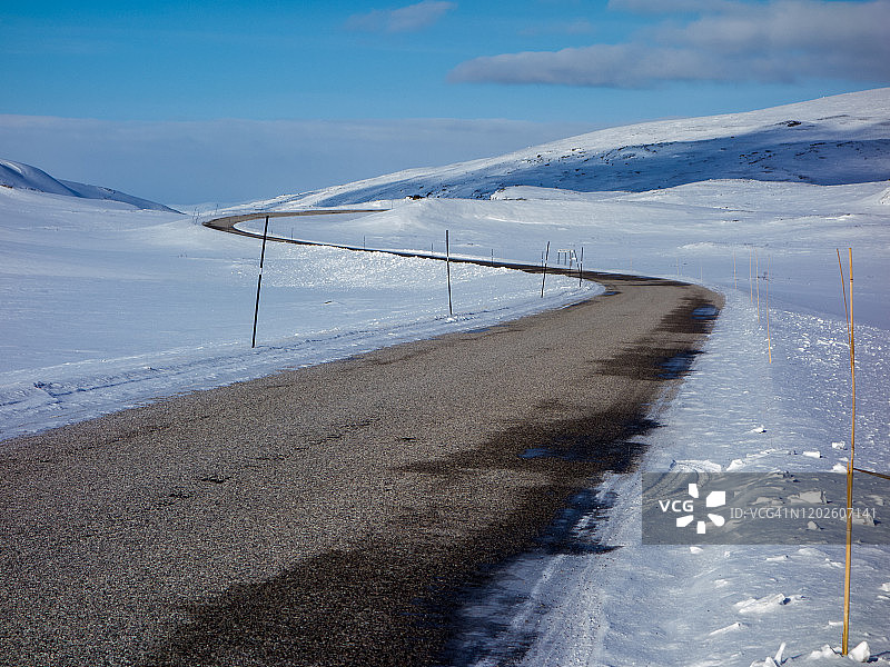 穿过冬季景观的山路图片素材