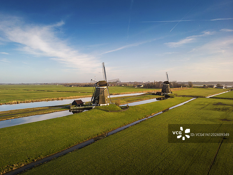 莱兹亨丹日出时分的荷兰风车航拍图片素材