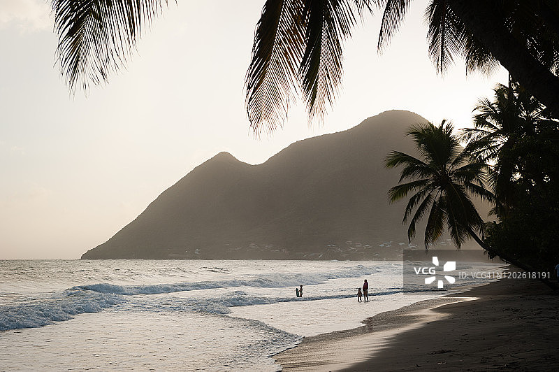 钻石海滩日落，背景是拉尔什山，马提尼克岛图片素材