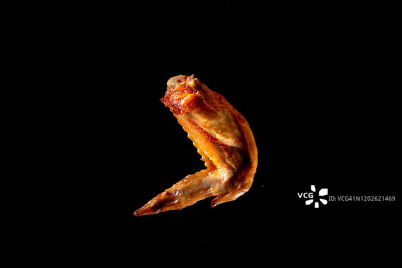 新奥尔良烤鸡翅（黑色背景）图片素材