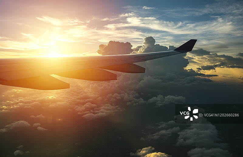 俯瞰云层之上的飞机机翼图片素材