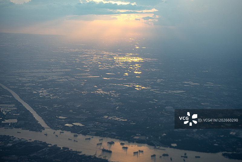 俯瞰云层之上的飞机机翼图片素材