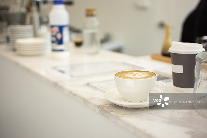 光线下的卡布奇诺咖啡杯特写图片素材