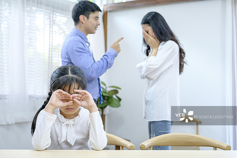 家庭分离问题、冲突和人际关系概念。 沮丧的小孩因父母争吵而感到孤独和悲伤。 女孩思考父母争吵引起的问题。图片素材