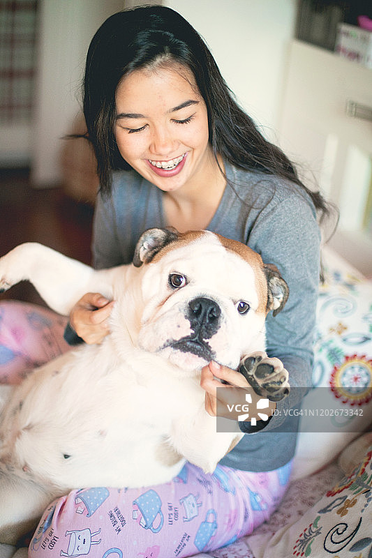 少女抚摸并与狗玩耍图片素材
