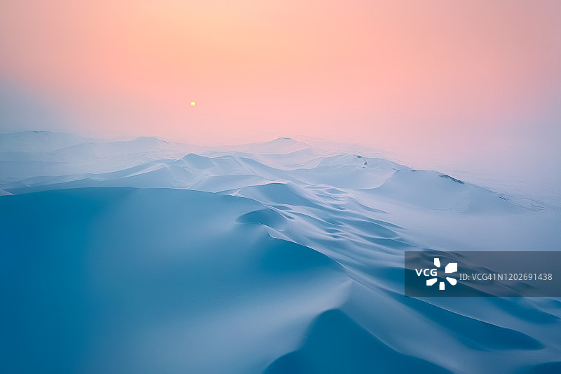 冬季日落时分白雪覆盖的沙漠沙丘图片素材