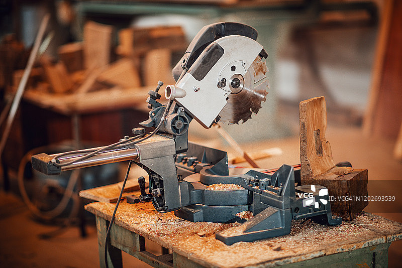 木工车间里的圆锯图片素材