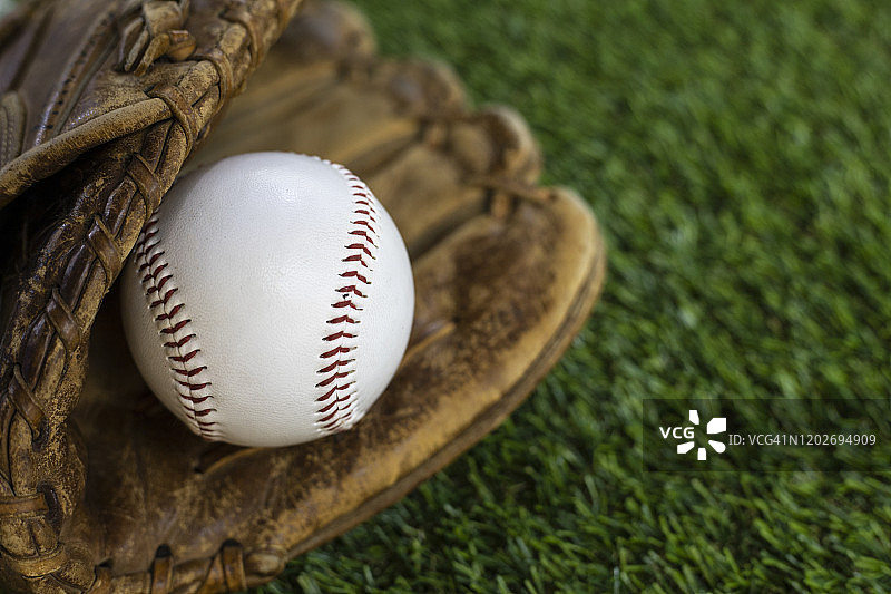 绿茵草地上的棒球图片素材