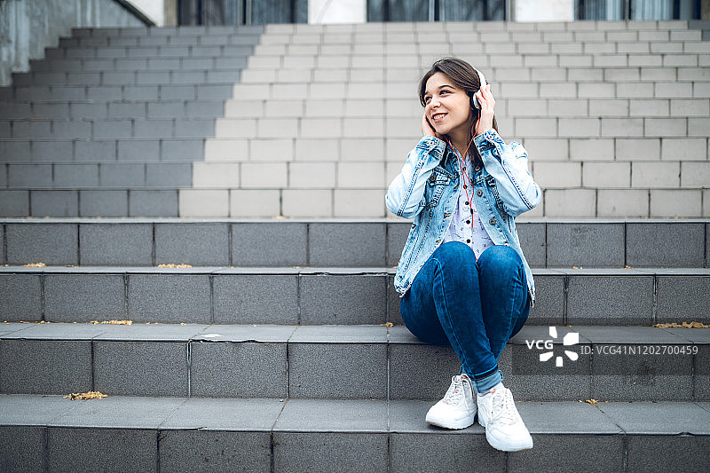 听音乐的少女图片素材