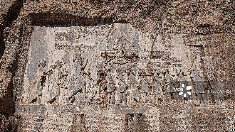 贝希斯敦铭文：公元前5世纪大流士大帝的岩石浮雕，伊朗克尔曼沙赫省图片素材