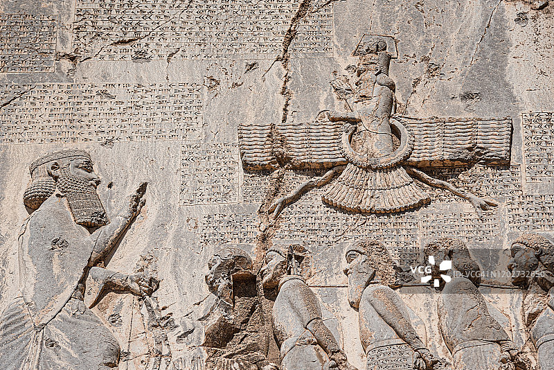 伊朗克尔曼沙赫省贝希斯敦铭文石刻细节图片素材