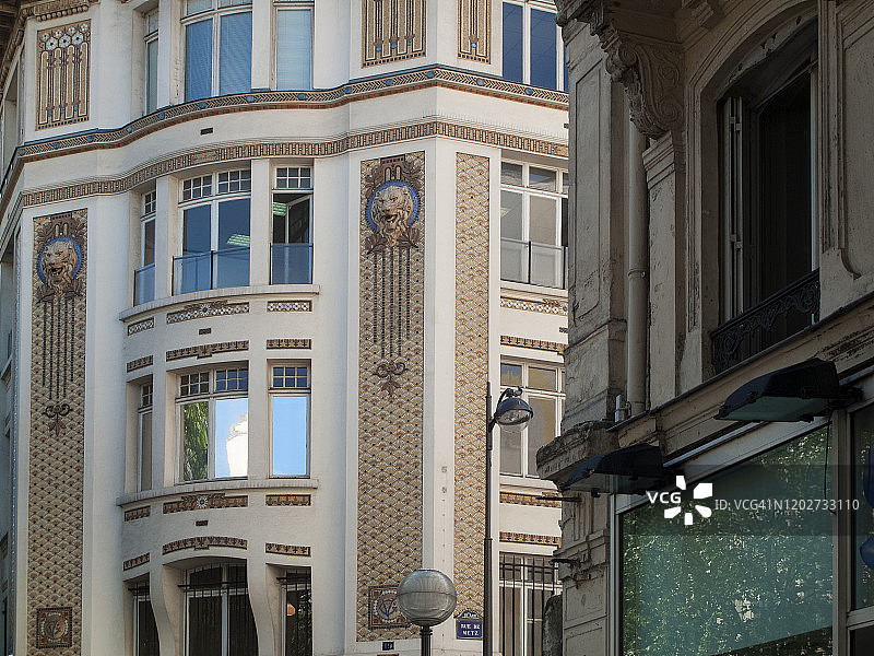 巴黎梅斯街的新艺术风格住宅楼外立面图片素材