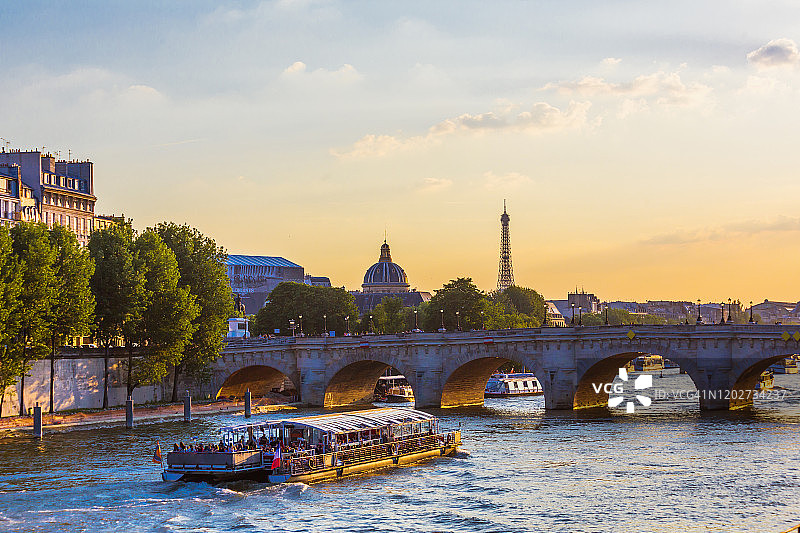 塞纳河新桥附近的观光船图片素材