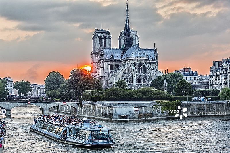 巴黎塞纳河游船与西岱岛及巴黎圣母院日落美景图片素材